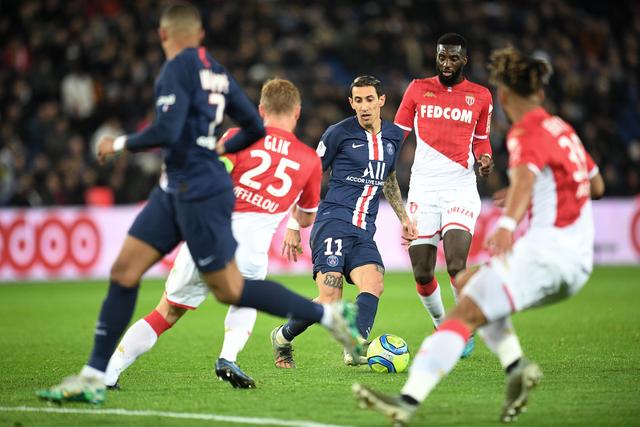 足球曼联门将世界级神扑登上热搜（曼联门神上演世界级扑救，迅速冲上热搜）