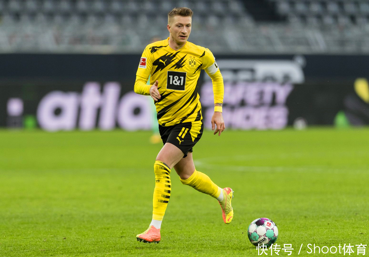 尴尬，一英格兰球迷在阿尔巴尼亚主场被旋转闸门卡住