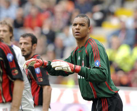 西甲前瞻：矛与盾之战！黄潜信奉防守至上，巴萨火力冠绝西甲（西甲前瞻：巴萨最强火力挑战黄潜钢铁防线，攻防极致对决）