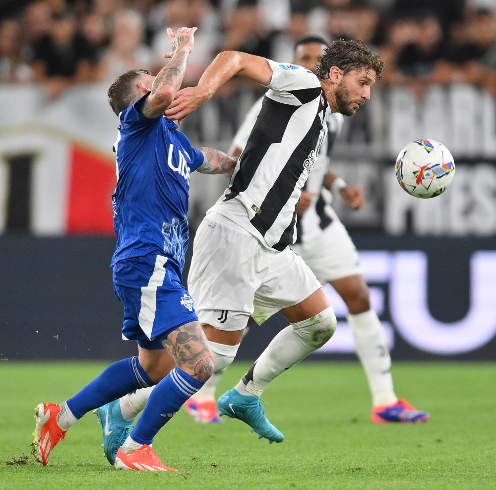 英超半场：罗杰斯世界波破门，维拉暂1-1曼联（英超半场战报：罗杰斯轰世界波，阿斯顿维拉暂与曼联1-1）