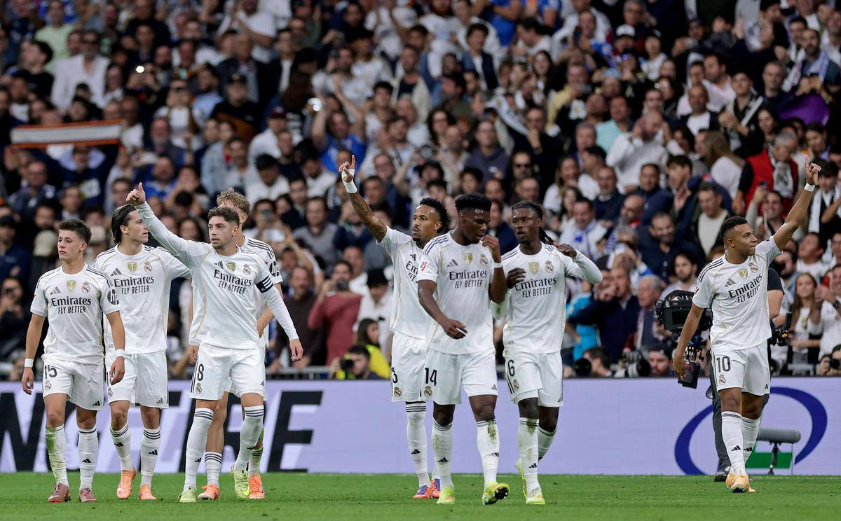 詹姆斯第15次中国行人气依旧爆棚，为上海交大球赛开球并与同学互动